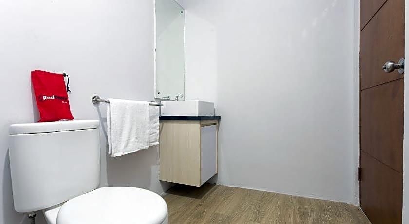 RedDoorz Plus near Cilandak Town Square 2