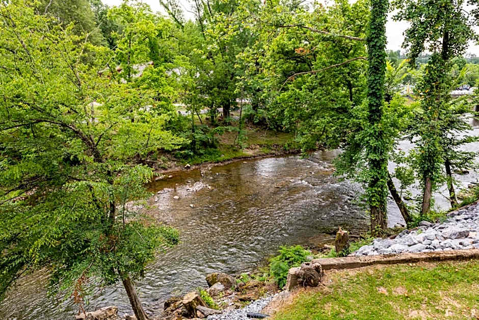 Twin Mountain Inn & Suites