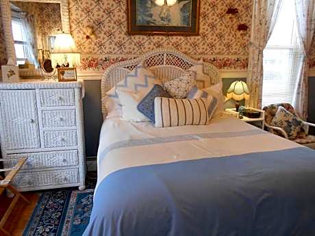 Petite Queen Room