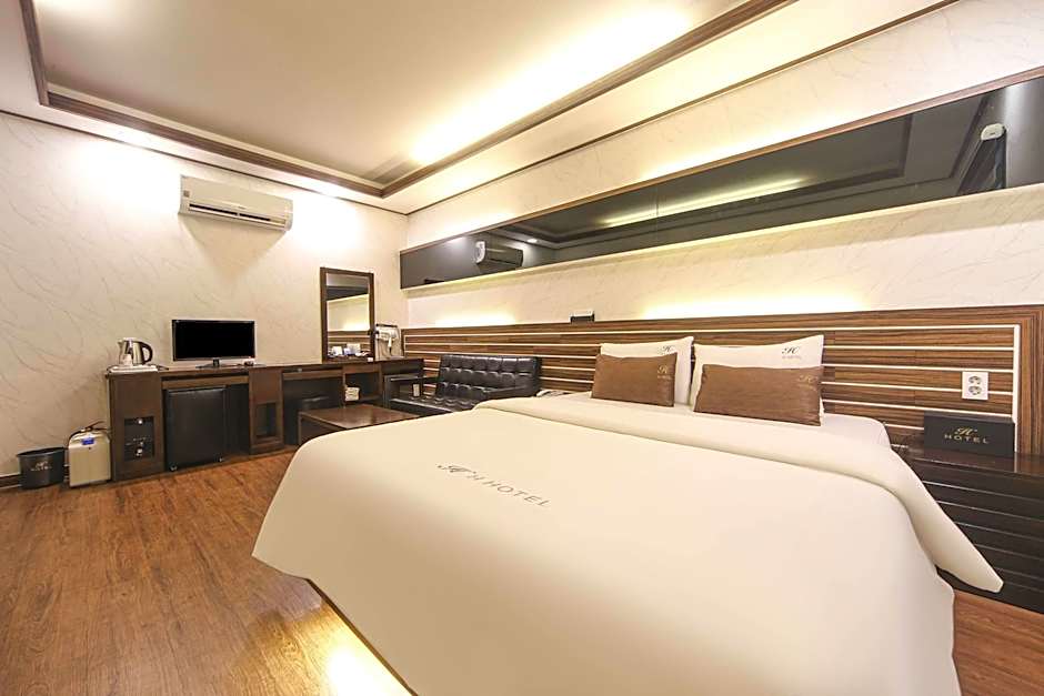 H  Hotel