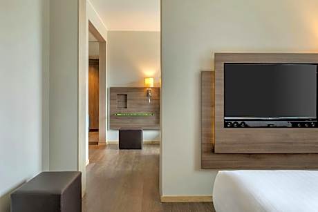 Moxy Hangout Large Queen Room
