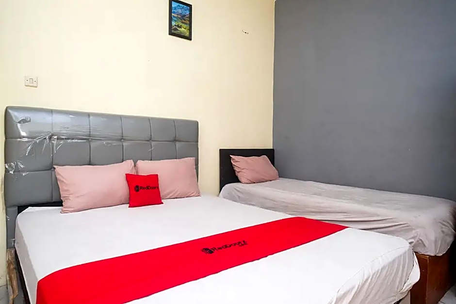 RedDoorz @ Golden Inn Tugu Yogyakarta