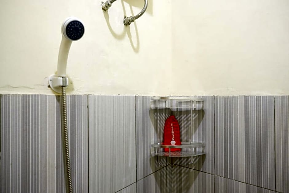 RedDoorz Syariah near Alun Alun Pacitan 2