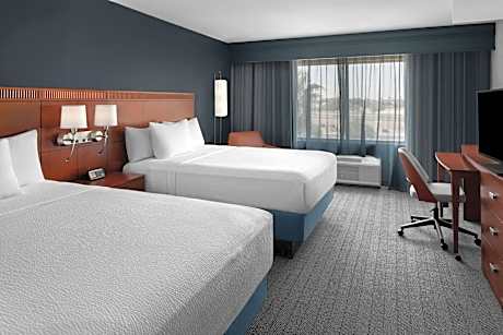Queen Room with Two Queen Beds and Bathtub - Mobility Access/Hearing Accessible