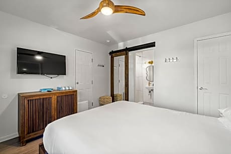 Queen Room with Pool View