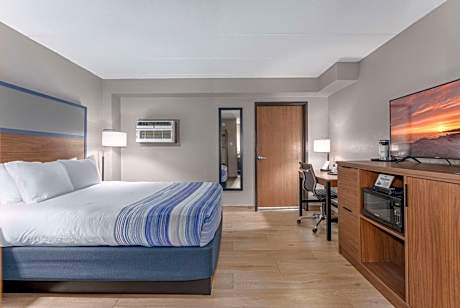 Queen Room with One Queen Bed and Bunk Bed - Pool View - Non-Smoking