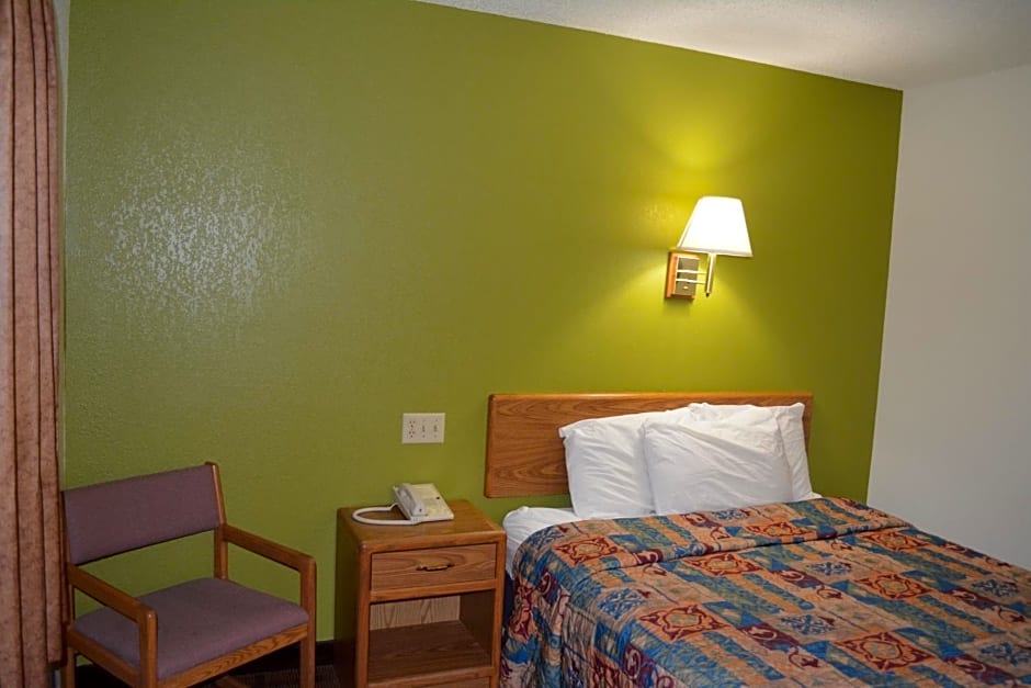 Bloomer Inn & Suites