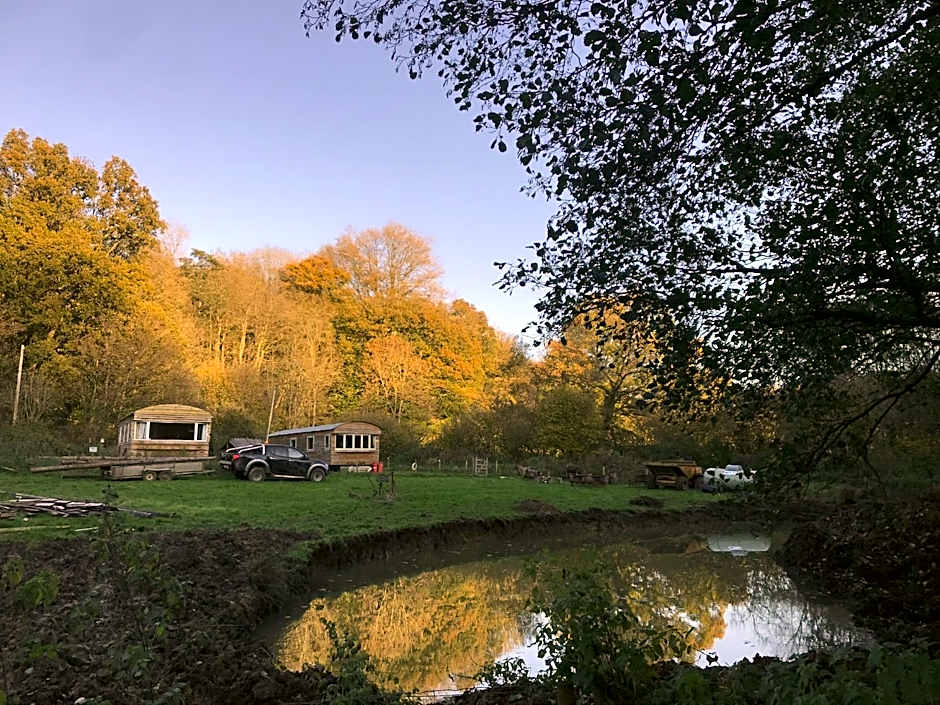 Shepherds Huts Ham Hill, 2 double beds, Bathroom, Lounge, Diner, Kitchen, LOVE dogs & Cats Looking out to lake and by Ham Hill Country Park plus parking for large vehicles available also great deals on workers long term This is the place to relax and BBQ