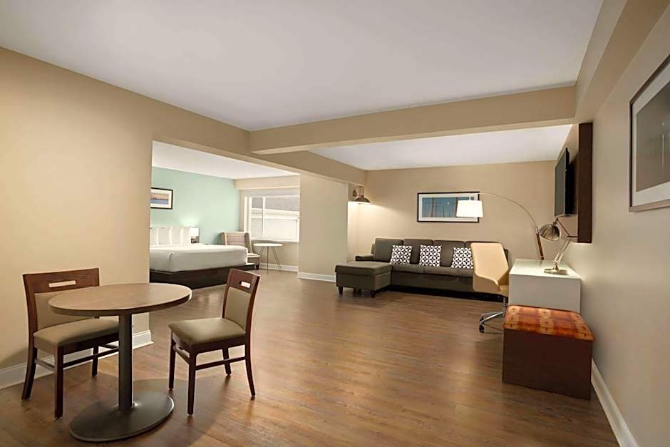 Wyndham Newport Hotel