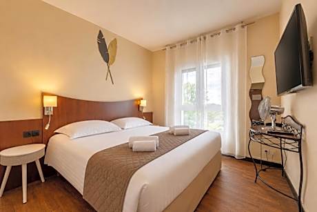 Suite with Kitchen