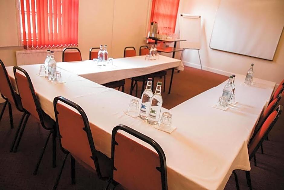 OYO The Red Lion Hotel