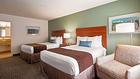 Suite with Three Queen Beds - Non-Smoking