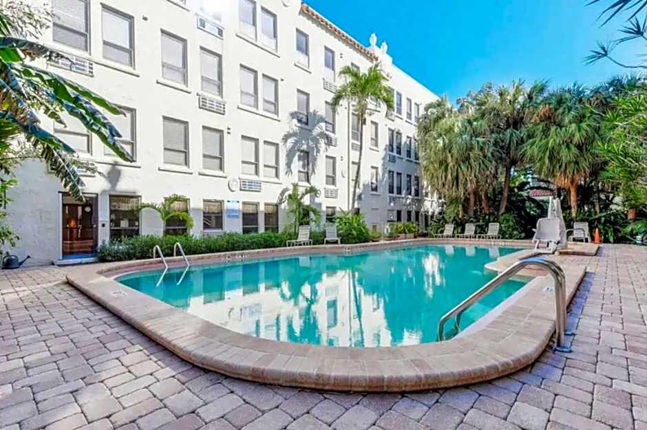 Palm Beach Paradise Walk to Beach Pool WiFi 86" TV WiFi