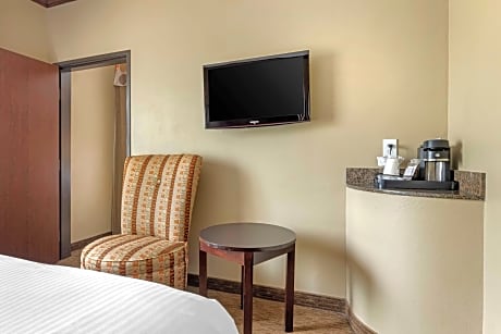 Suite-2 King Beds, Mobility Accessible, Communication Assistance, Bathtub, Sofabed, Non-Smoking, Full Breakfast