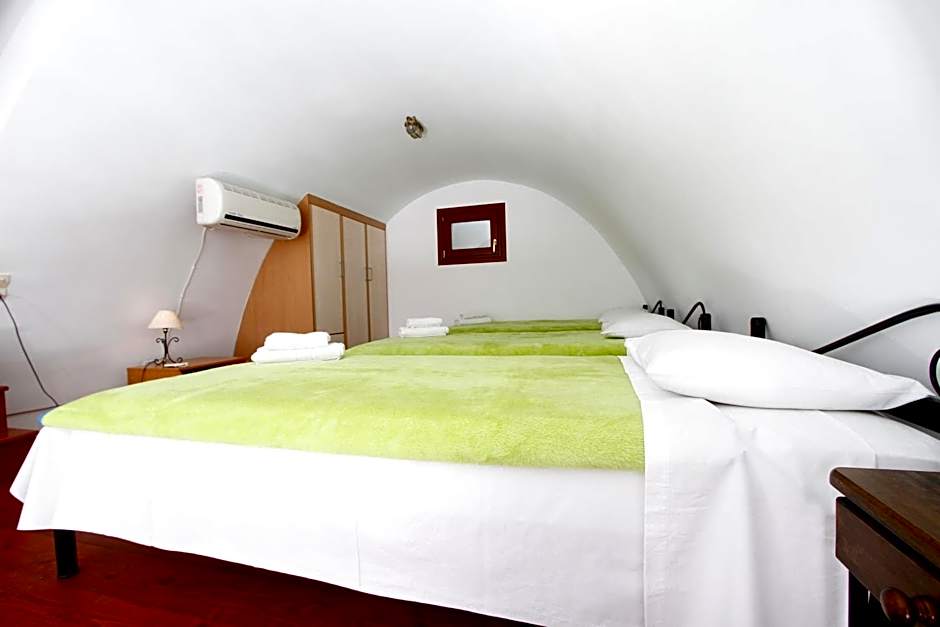 Birds Villa Apartments with Heated Pool - Including Car and Breakfast