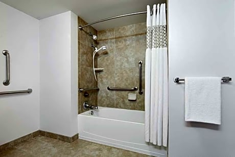 2 Queens Mobility/Hearing Access Tub Nosmok