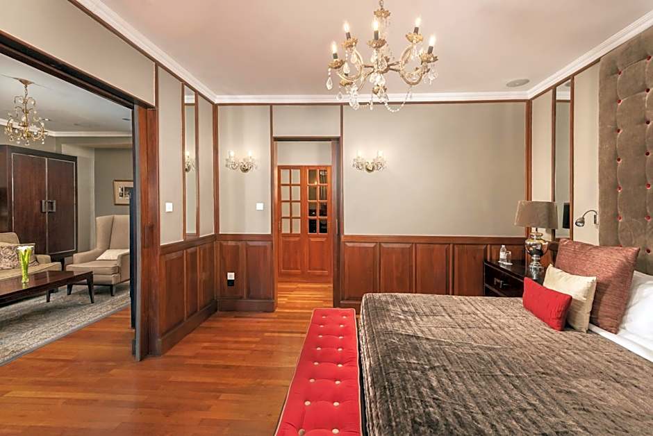 Photo 1 of 2 of Queen Elizabeth Suite