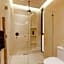 Luxe Jungle Apt 10min To Beach Hot Tub King