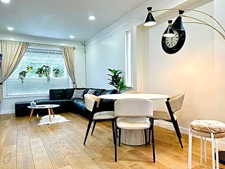 3BR Modern Home - Near SkyTrain - Free Parking & Pet Friendly