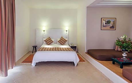 Family Room (2 Adults + 2 Children)