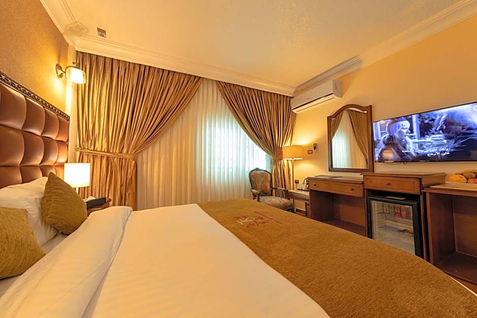 Town Season Hotel