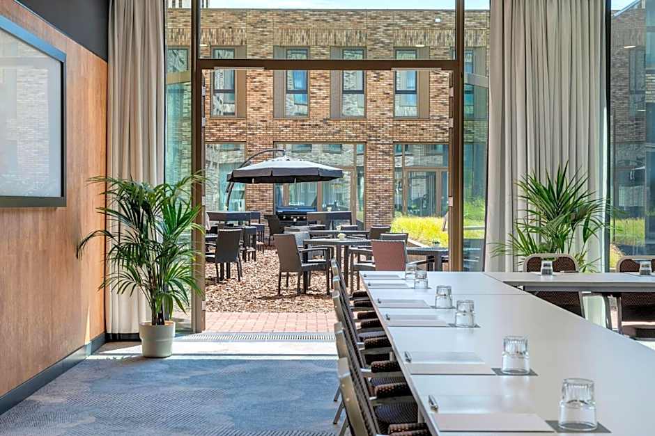 Renaissance by Marriott Amsterdam Schiphol Airport Hotel