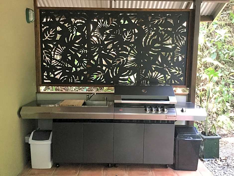 Gunnadoo Holiday Hut with Ocean Views and Jacuzzi