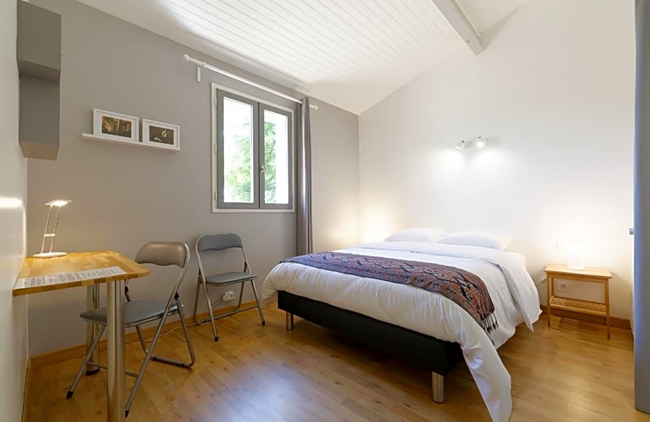 Chalet de charme climatisé, son Jacuzzi - SPA privatif et la piscine de la Maison Bleue du Gers