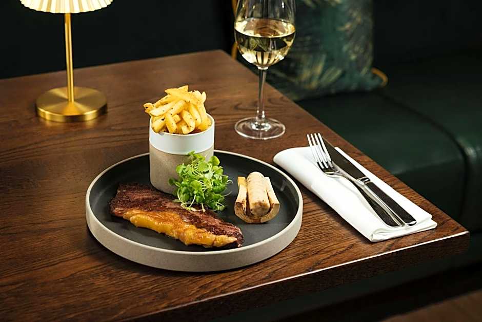 Montcalm East, Autograph Collection