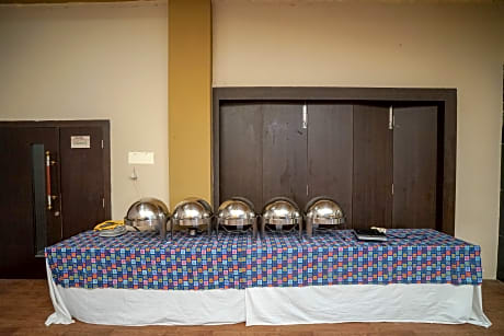 Collection O 736 Hotel Best Skip