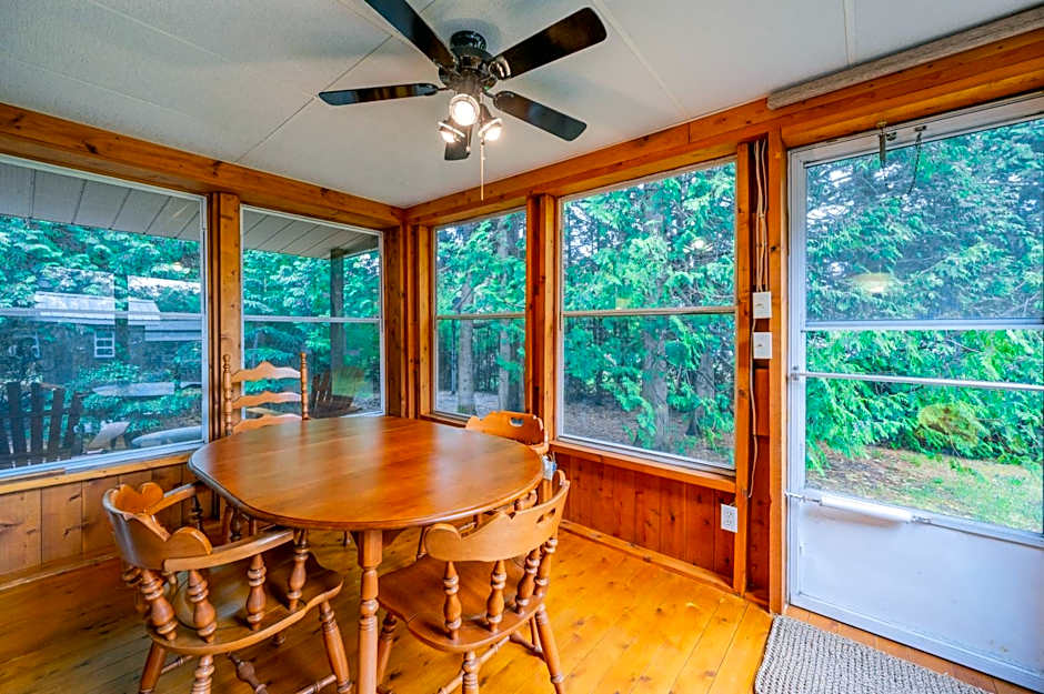 Cozy Pet Friendly Getaway W Fireplace