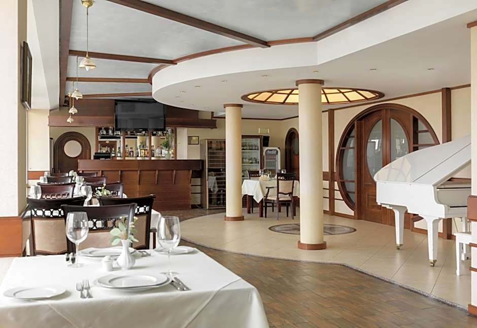 Готель Дніпро Dnipro Hotel