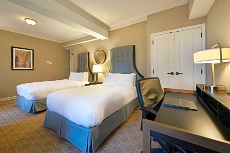 PLAZA SUITE - KING WITH ENSUITE BATH SPACIOUS PARLOR - 2ND BEDROOM 2 QUEEN BEDS AND ENSUITE -