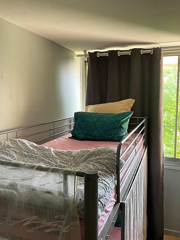 Female-Dortoir Femme -Dorm Shared Room Paris