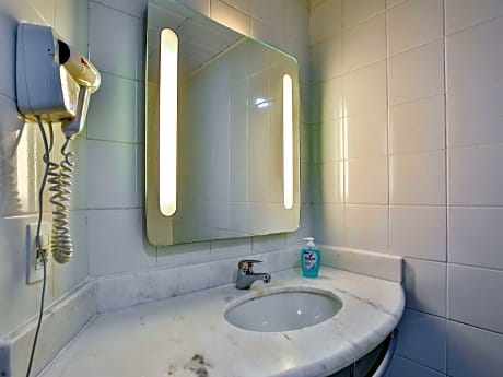 Room with 1 double bed 160x200cm and 1 single bed 80x200cm with the new bedding