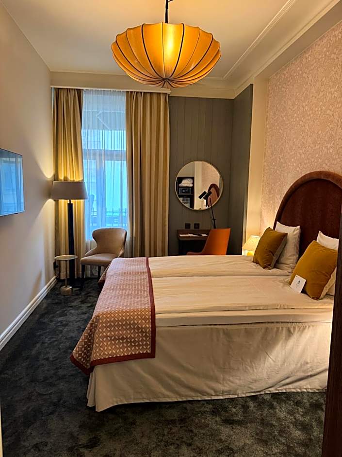 Crystal Plaza Hotel