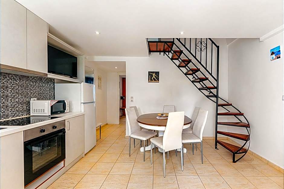 Birds Villa Apartments with Heated Pool - Including Car and Breakfast