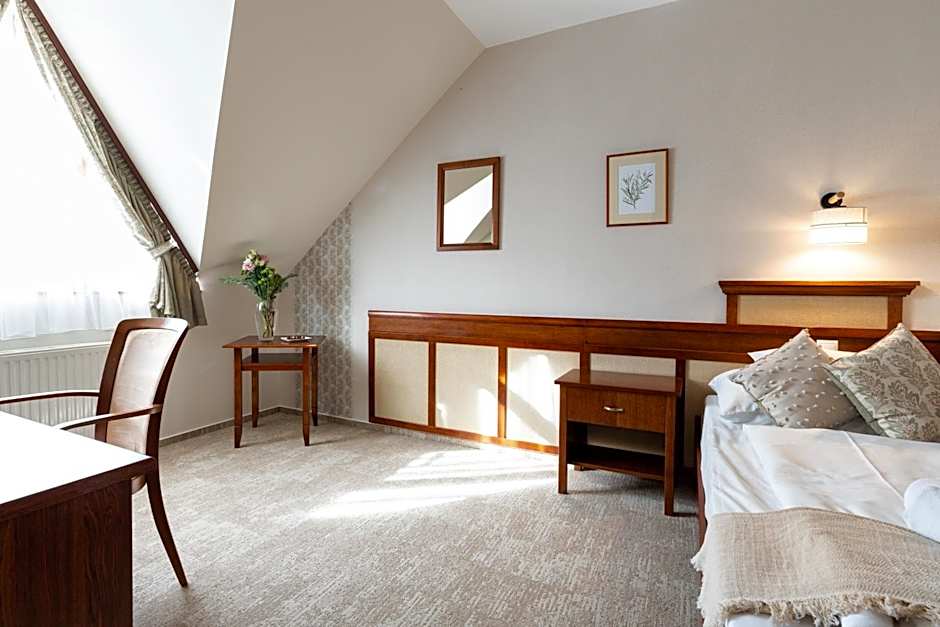 Photo 1 of 2 of Single Room