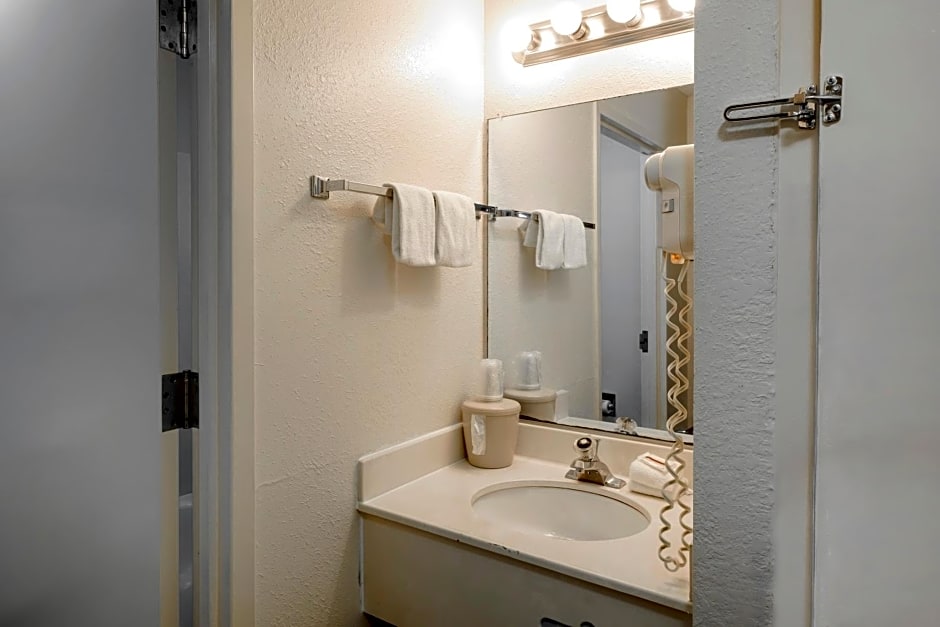 Red Roof Inn & Suites Savannah Airport