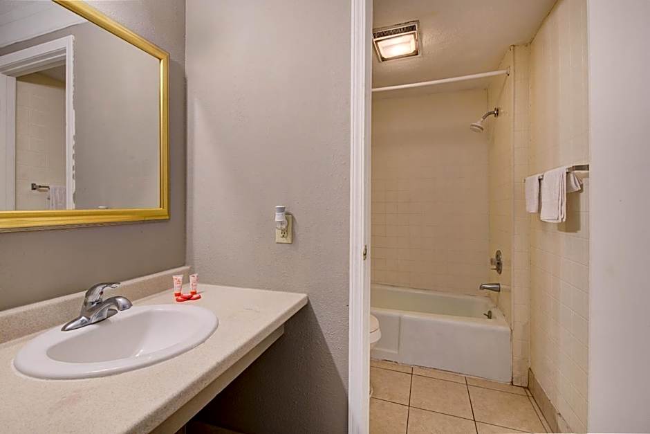 OYO Hotel Douglas GA US-441