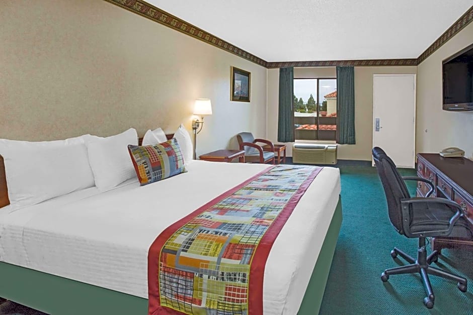 Travelodge by Wyndham Costa Mesa Newport Beach Hacienda