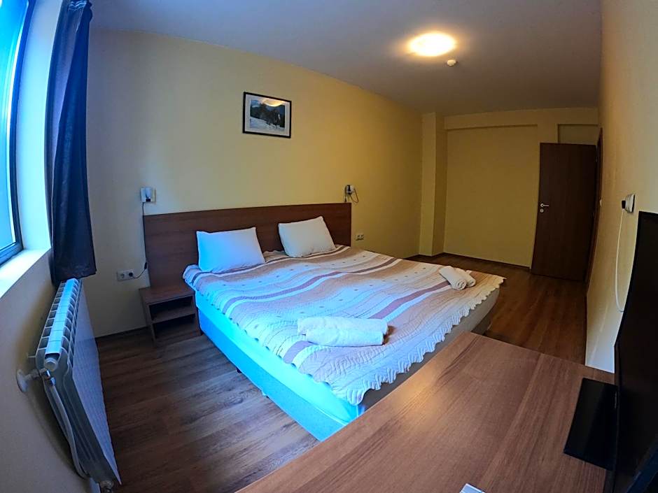 Rusaliite Adventure House