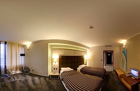 Twin Room - Free Pool & Gym