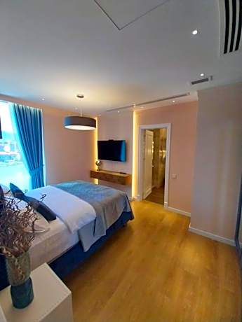 Three-Bedroom Apartment with Lake View