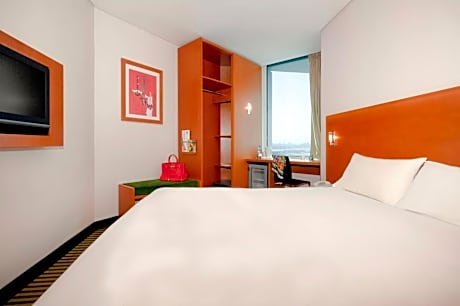 Standard Queen Room – 25% F&B discount and Late checkout until 4pm