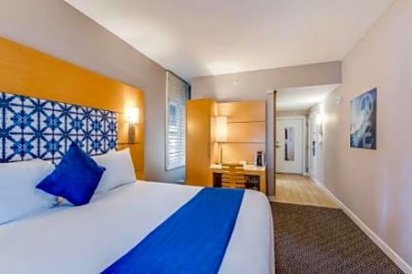 King Room with Accessible Tub - Accessible/Non-Smoking