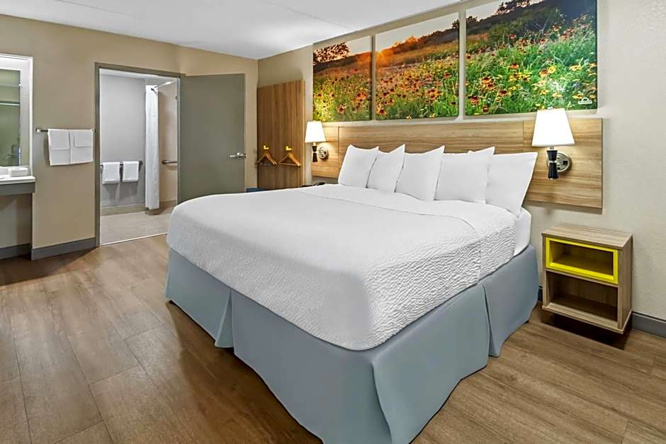 Photo 1 of 4 of 1 King Bed, Hearing/Mobility Accessible, Roll in Shower