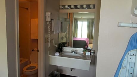 1 Queen Bed Non-Smoking