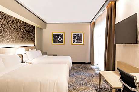 Queen Room with Two Queen Beds - Executive Level - Non-Smoking