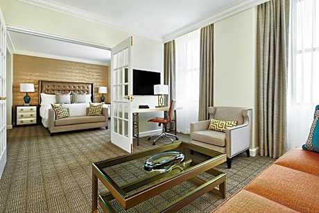 Luxury One-Bedroom Suite, Club Lounge Access, 1 Bedroom Larger Suite, 1 King, Bathrooms: 1.5